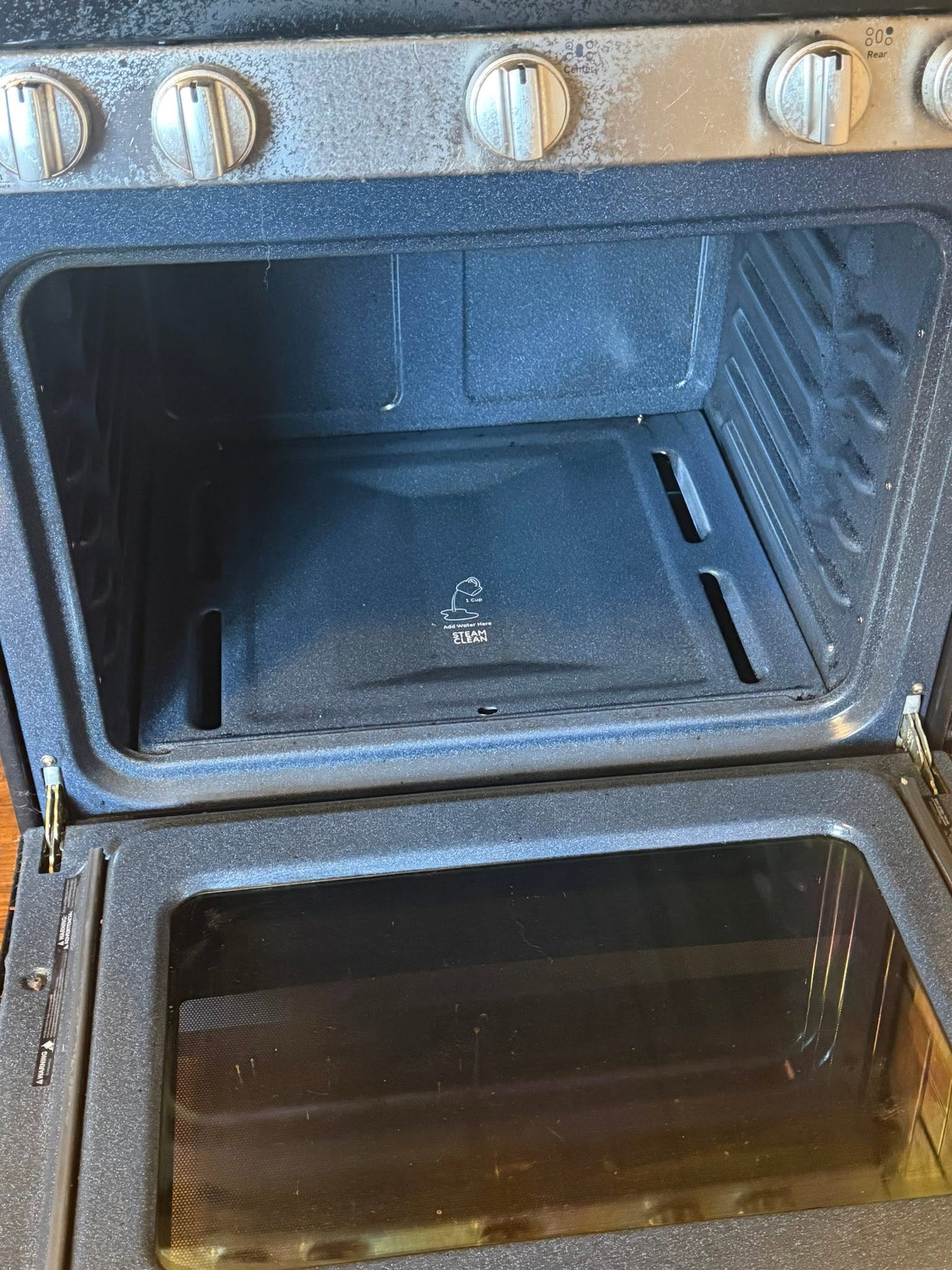 Second oven after cleaning, gleaming and residue-free